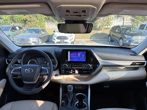 Used 2024 Toyota Highlander XLE FWD image 19