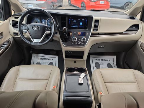 Used 2017 Toyota Sienna XLE FWD image 29