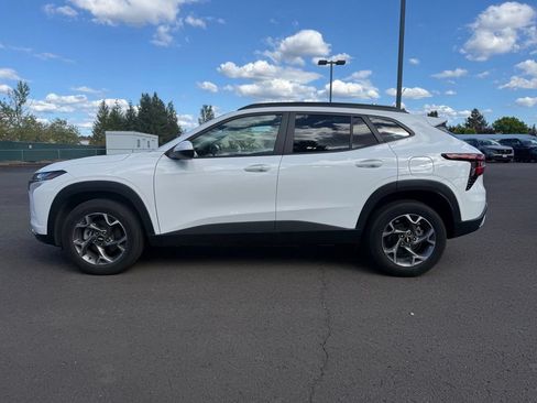 Used 2025 Chevrolet Trax LT w/ LT Convenience Package FWD image 4