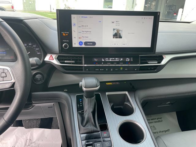 Used 2025 Toyota Sienna XLE FWD image 19