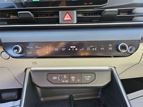 Used 2025 Kia Carnival EX image 23
