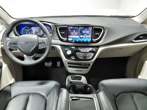 Certified 2024 Chrysler Pacifica Touring-L FWD image 19