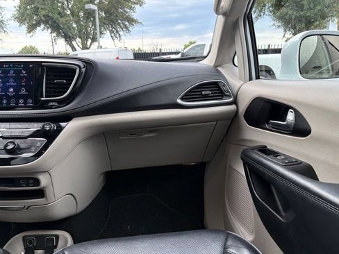 Used 2020 Chrysler Pacifica Limited FWD image 7