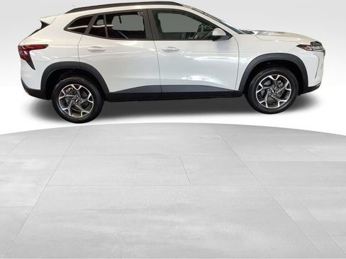 Used 2024 Chevrolet Trax LT w/ Driver Confidence Package FWD image 7