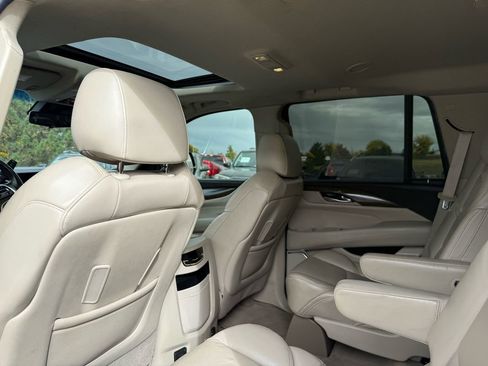 Used 2018 Cadillac Escalade Luxury image 18