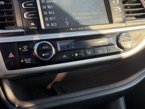 Used 2018 Toyota Highlander Limited image 19