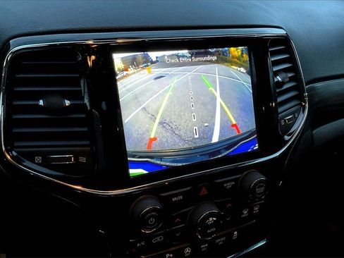 Used 2022 Jeep Grand Cherokee Laredo X image 13