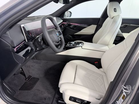 Used 2027 BMW 530i w/ Convenience Package RWD image 5