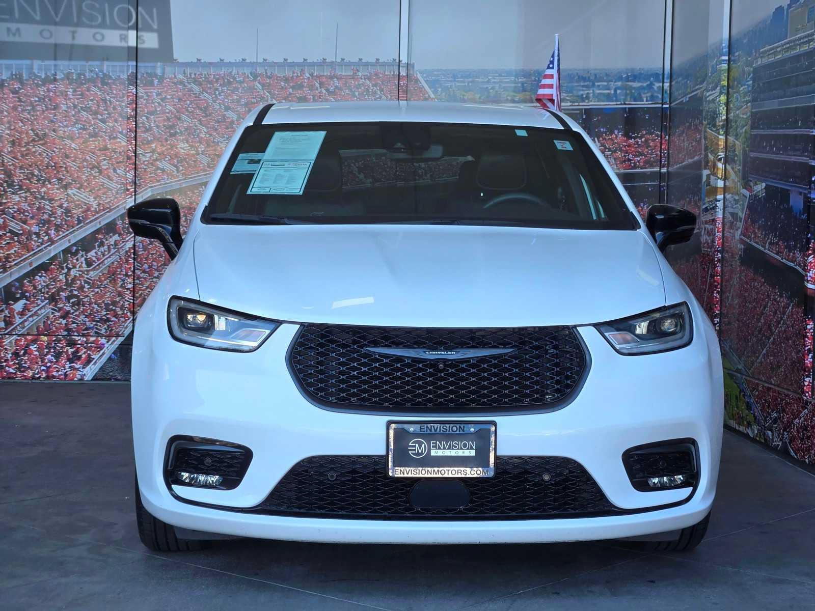 Used 2024 Chrysler Pacifica Limited FWD image 3