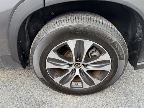 Used 2021 Toyota Highlander XLE FWD image 11