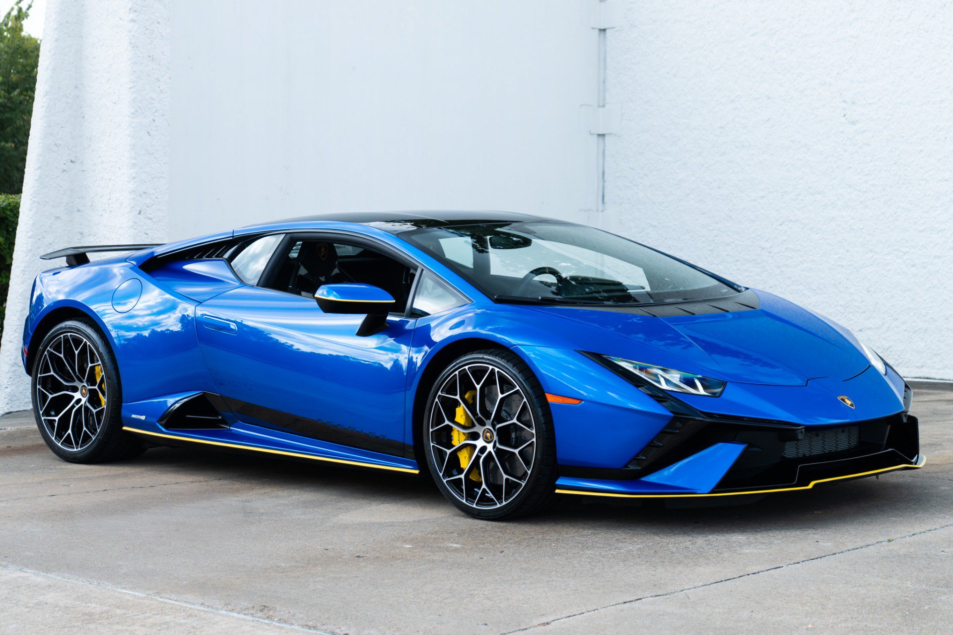 Used 2023 Lamborghini Huracan Tecnica RWD image 2