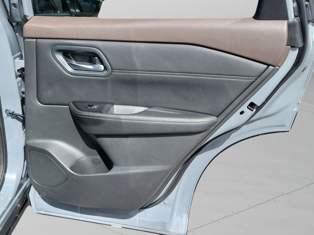 Used 2023 Nissan Rogue SL FWD image 15