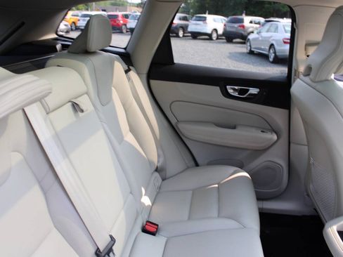Used 2022 Volvo XC60 B5 Momentum AWD/4WD image 17