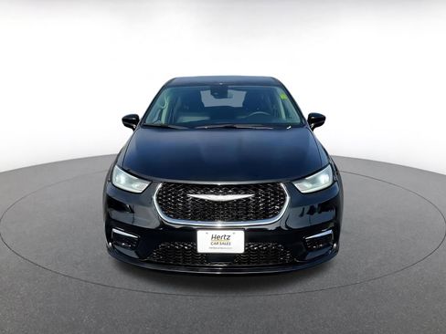 Used 2024 Chrysler Pacifica Touring-L image 4