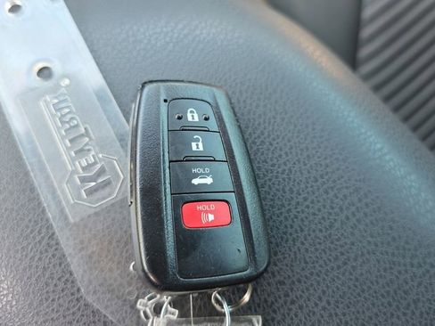 Used 2020 Toyota Camry SE w/ Convenience Package FWD image 22
