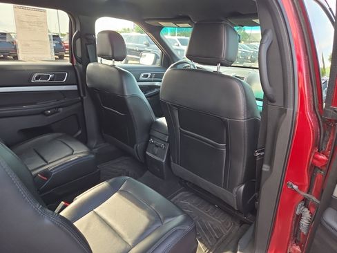 Used 2017 Ford Explorer XLT w/ Equipment Group 202A AWD/4WD image 13