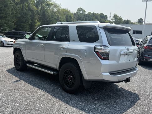Used 2018 Toyota 4Runner SR5 AWD/4WD image 6