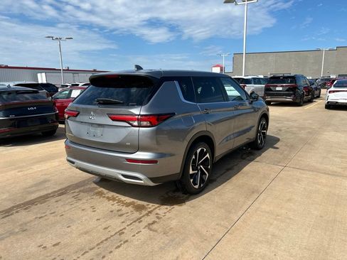 Used 2022 Mitsubishi Outlander SE AWD/4WD image 3