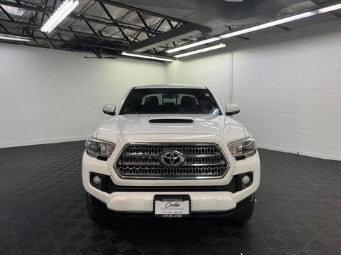 Used 2017 Toyota Tacoma TRD Sport image 5