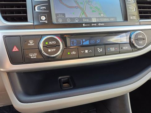 Used 2019 Toyota Highlander Limited image 31