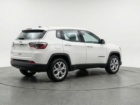 Used 2025 Jeep Compass Latitude image 9