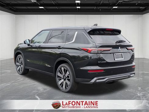 New 2025 Mitsubishi Outlander SE image 3