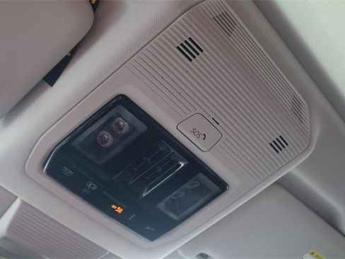 New 2025 Volkswagen Tiguan SE image 17