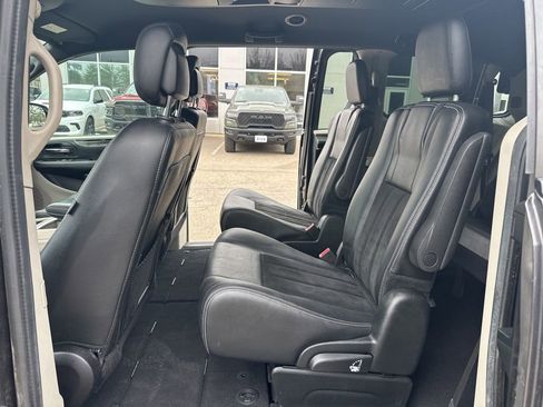 Used 2016 Dodge Grand Caravan SXT image 29