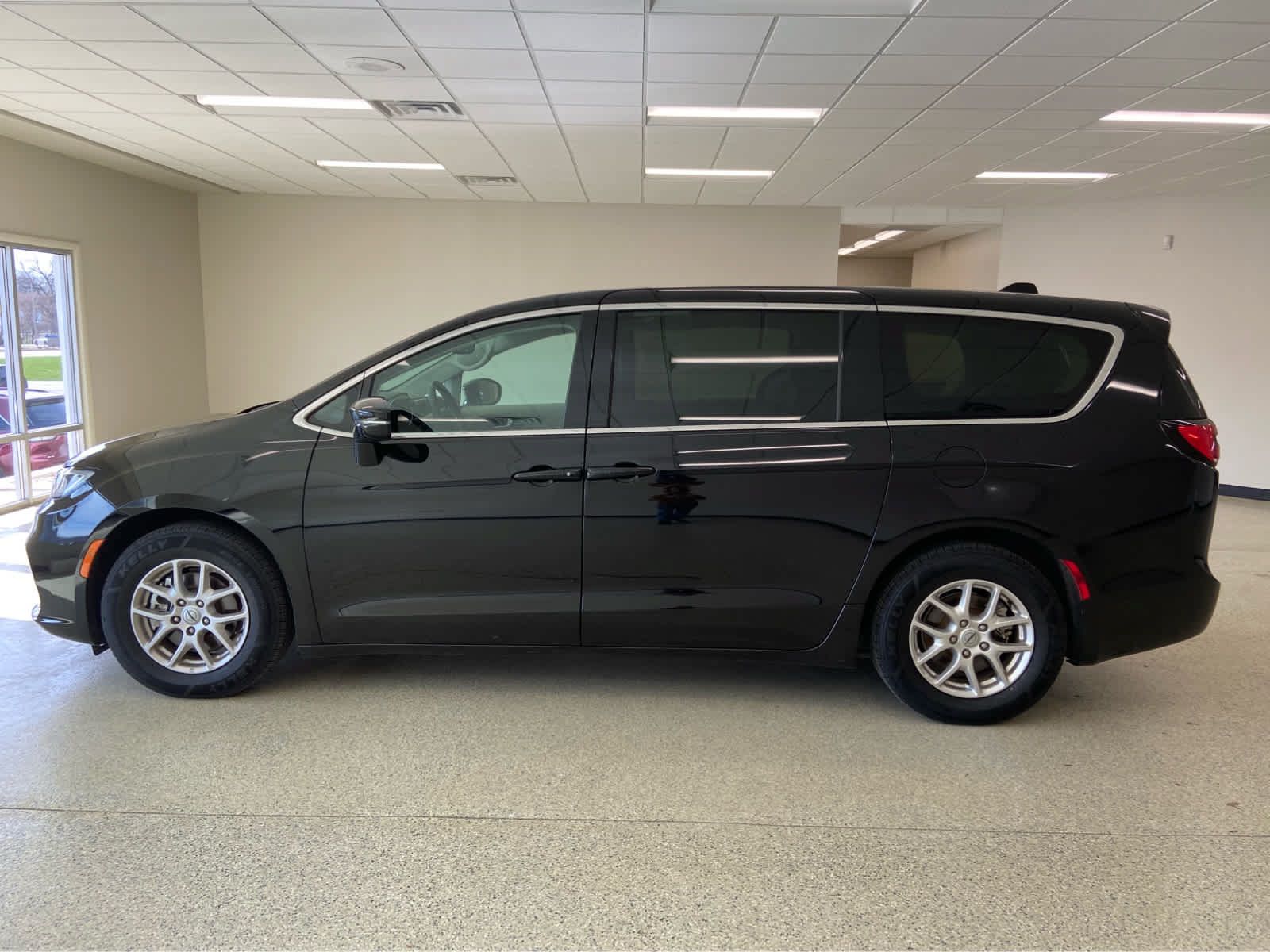 Used 2024 Chrysler Pacifica Touring-L FWD image 10