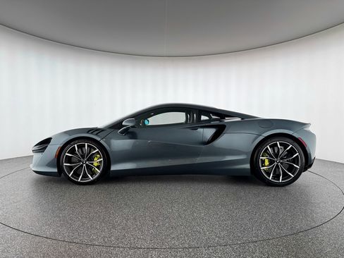 Used 2023 McLaren Artura image 2