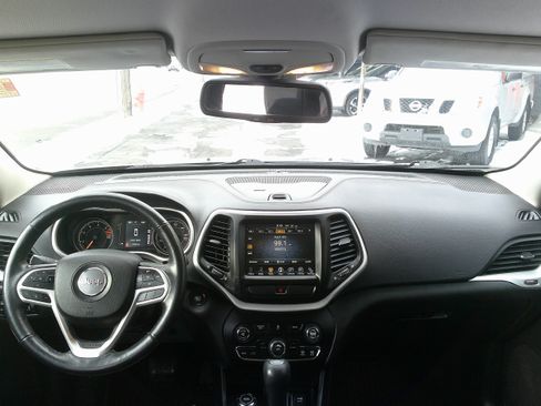 Used 2018 Jeep Cherokee Latitude Plus w/ Cold Weather Group image 19