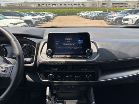 Used 2025 Nissan Rogue SV FWD image 17