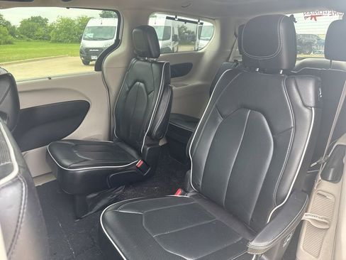 Used 2021 Chrysler Pacifica Limited AWD/4WD image 11