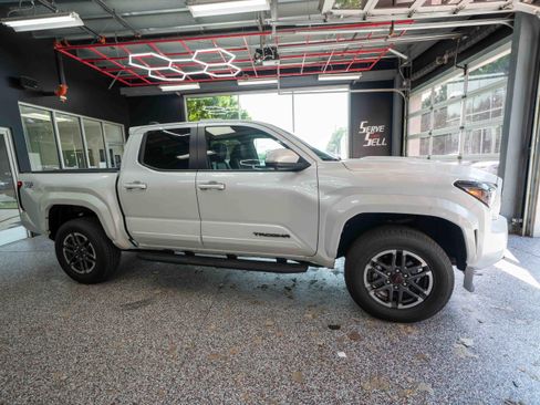 Used 2024 Toyota Tacoma TRD Sport w/ TRD Sport Premium Package AWD/4WD image 5