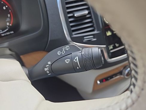 Used 2021 Volvo XC90 T6 Momentum image 46