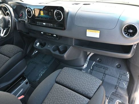 Used 2022 Mercedes-Benz Sprinter 2500 image 9