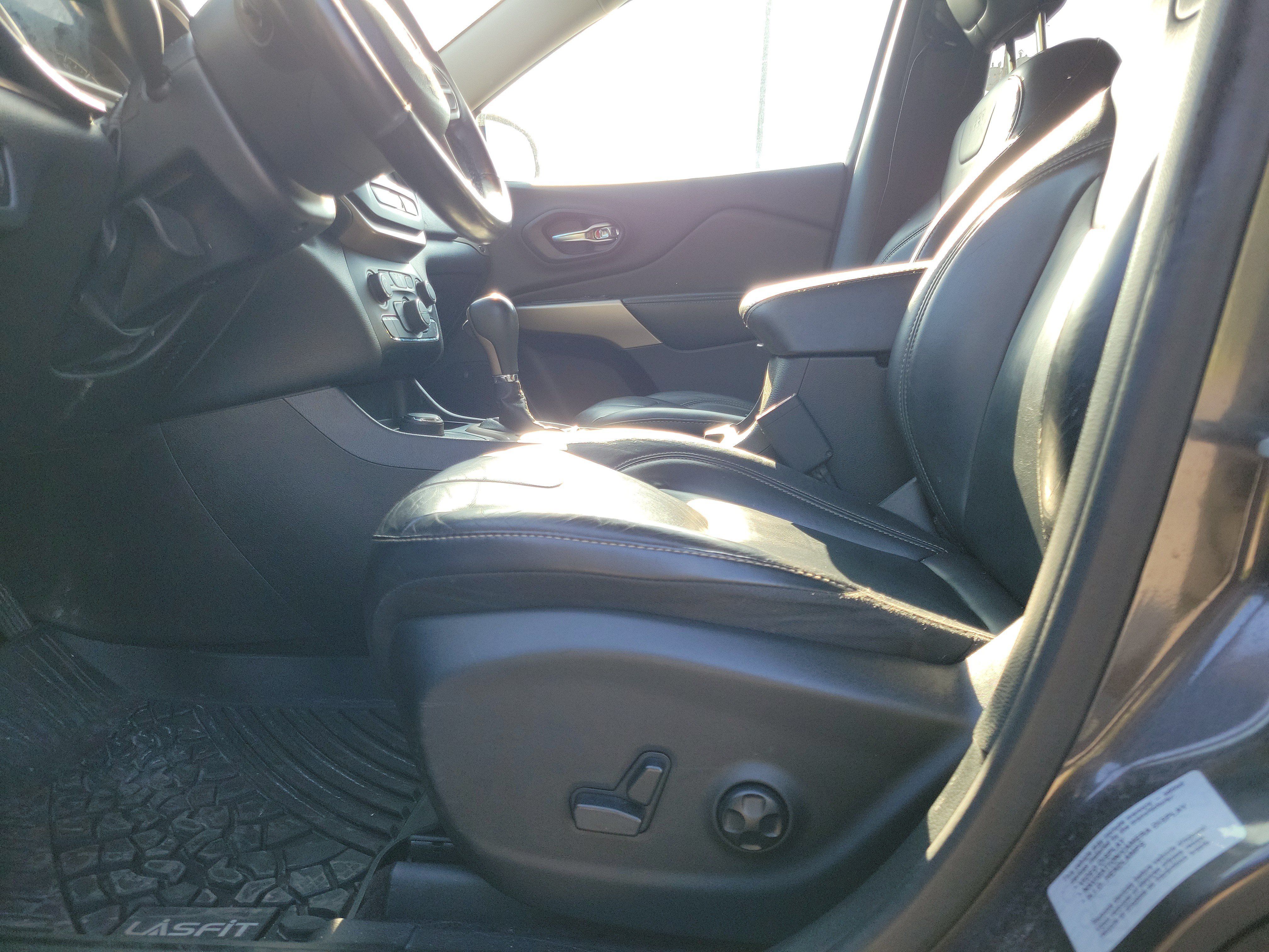 Used 2017 Jeep Cherokee Limited AWD/4WD image 16