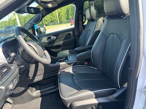 Used 2026 Chrysler Pacifica Limited FWD image 7