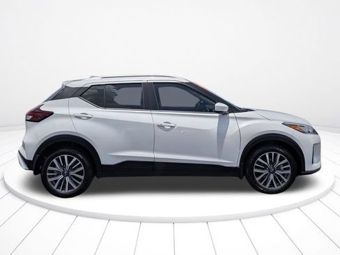 Used 2024 Nissan Kicks SV FWD image 2