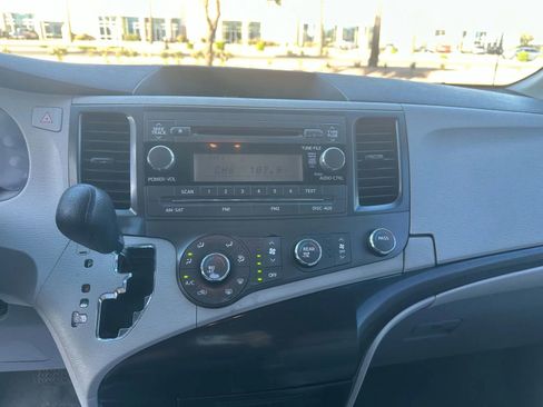 Used 2013 Toyota Sienna L image 11
