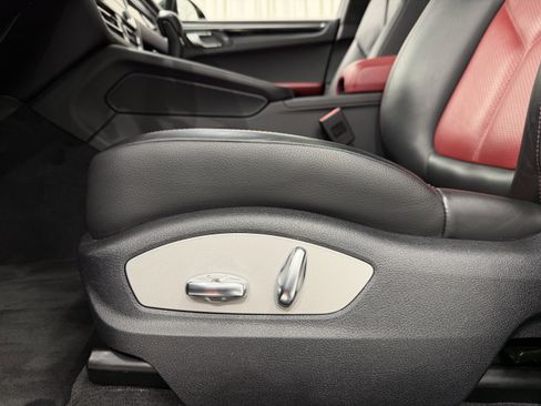 Certified 2023 Porsche Macan image 30
