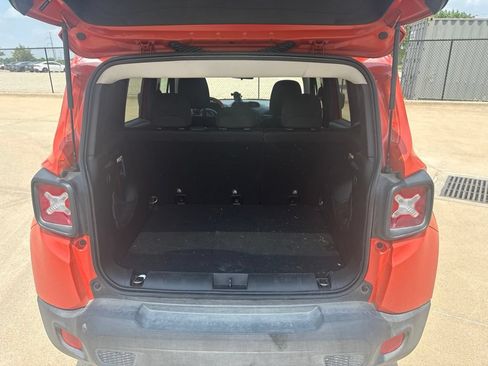 Used 2017 Jeep Renegade Latitude FWD image 14