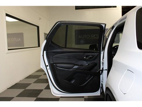 Used 2022 Chevrolet Traverse LT image 13