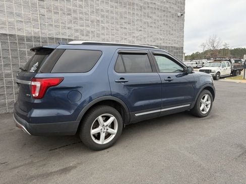 Used 2017 Ford Explorer XLT w/ Equipment Group 202A image 4