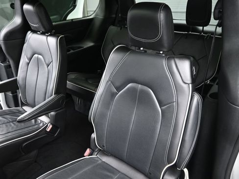 Used 2025 Chrysler Pacifica Limited FWD image 16