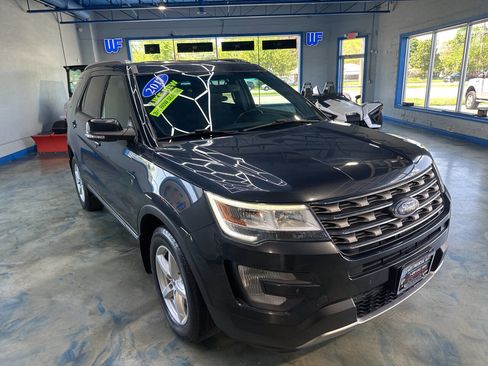 Used 2017 Ford Explorer XLT image 10