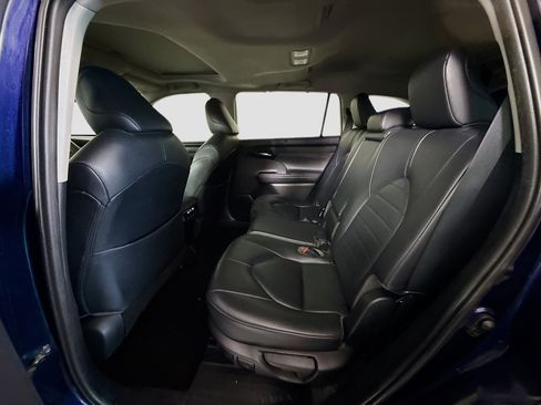 Used 2020 Toyota Highlander XLE image 25