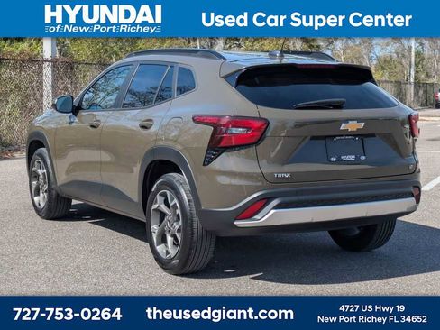 Used 2024 Chevrolet Trax LT w/ LT Convenience Package image 3