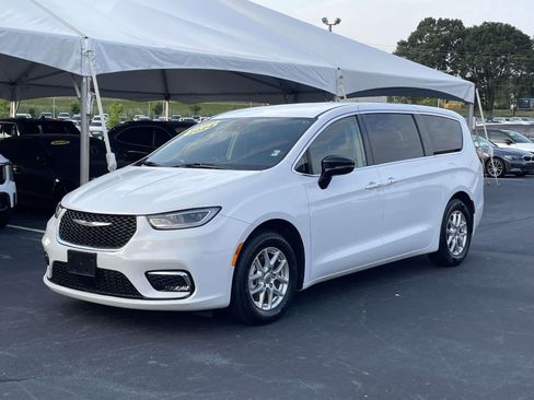 Used 2024 Chrysler Pacifica Touring-L FWD image 3