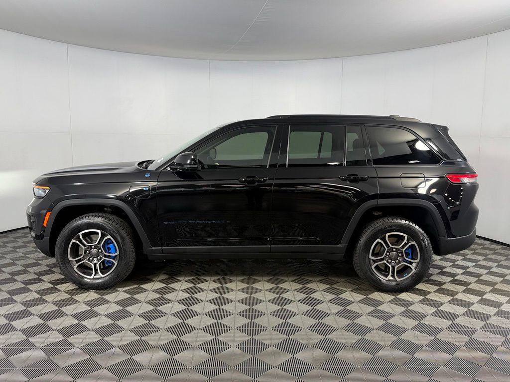 Used 2022 Jeep Grand Cherokee Trailhawk w/ Advanced Protech Group II AWD/4WD image 4